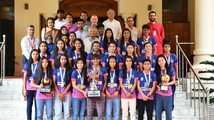 সাফজয়ী নারী ফুটবল দলকে প্রধান উপদেষ্টার সংবর্ধনা