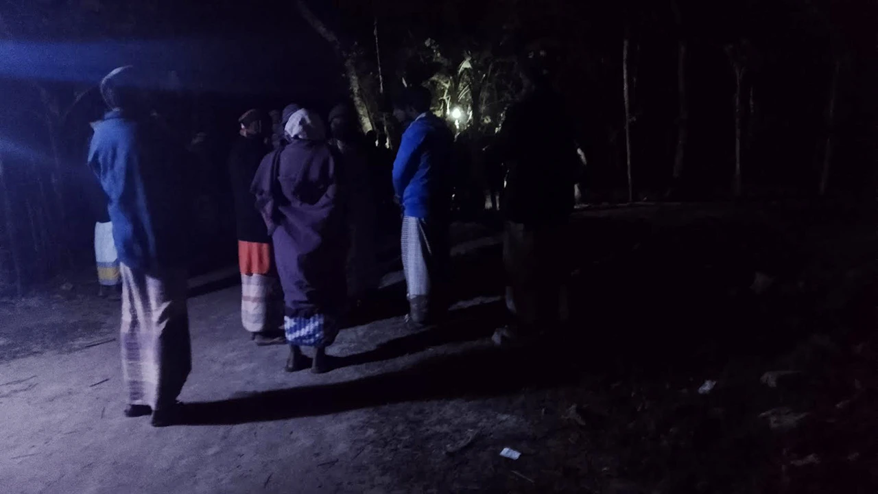 সম্পত্তি নিয়ে দ্বন্দ্ব: বাবার মরদেহ বাড়ির উঠানে ফেলে রাখলেন সন্তানরা