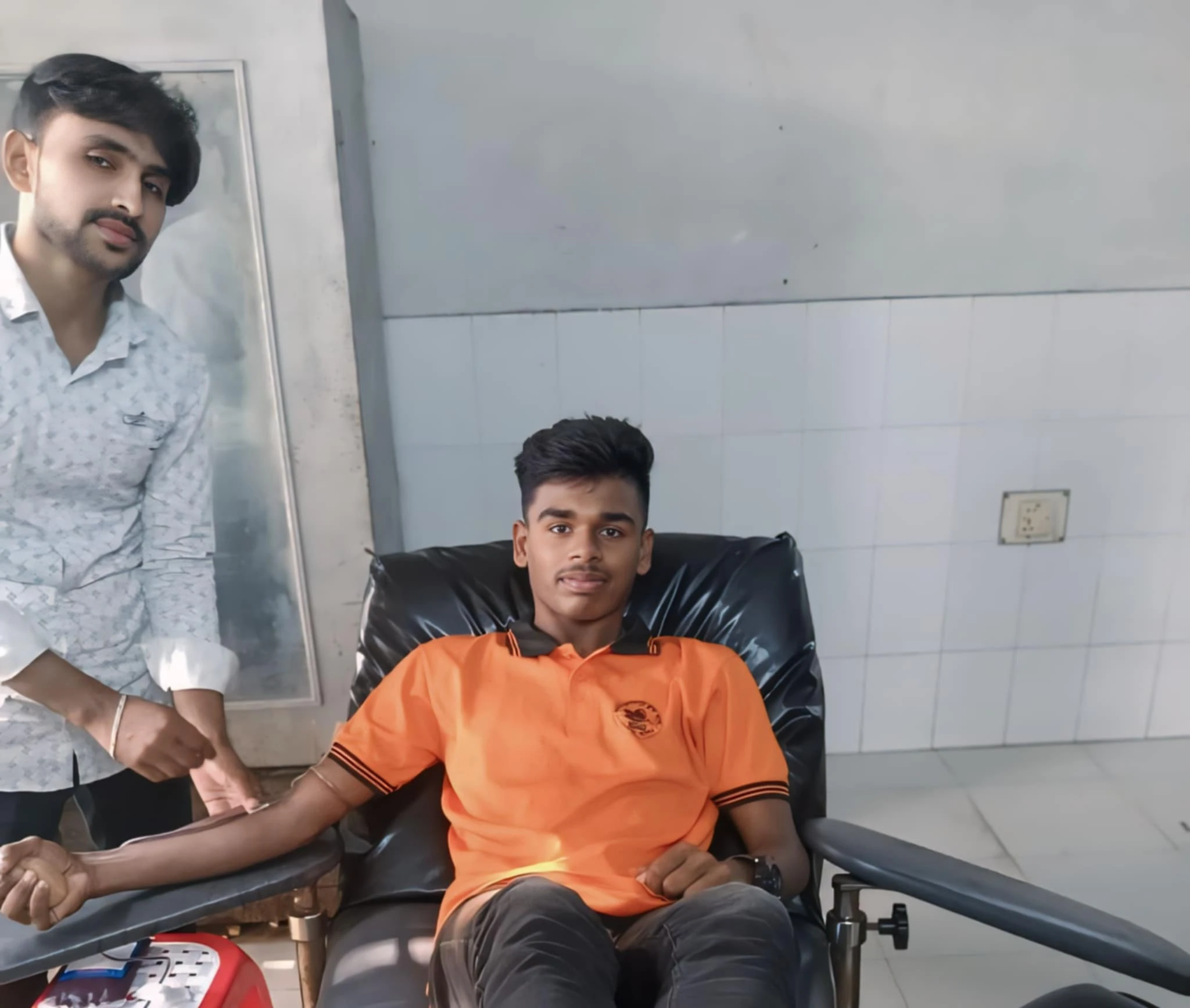 স্বেচ্ছাসেবী দিবসে পাঠকবন্ধুর রক্তদান