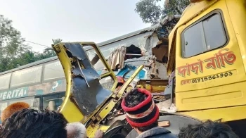 দিনাজপুরে বাস-ট্রাক সংঘর্ষে নিহত ৪, আহত ১৬