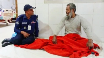 অসুস্থ বাবাকে জঙ্গলে ফেলে গেলেন নির্মম মেয়ে