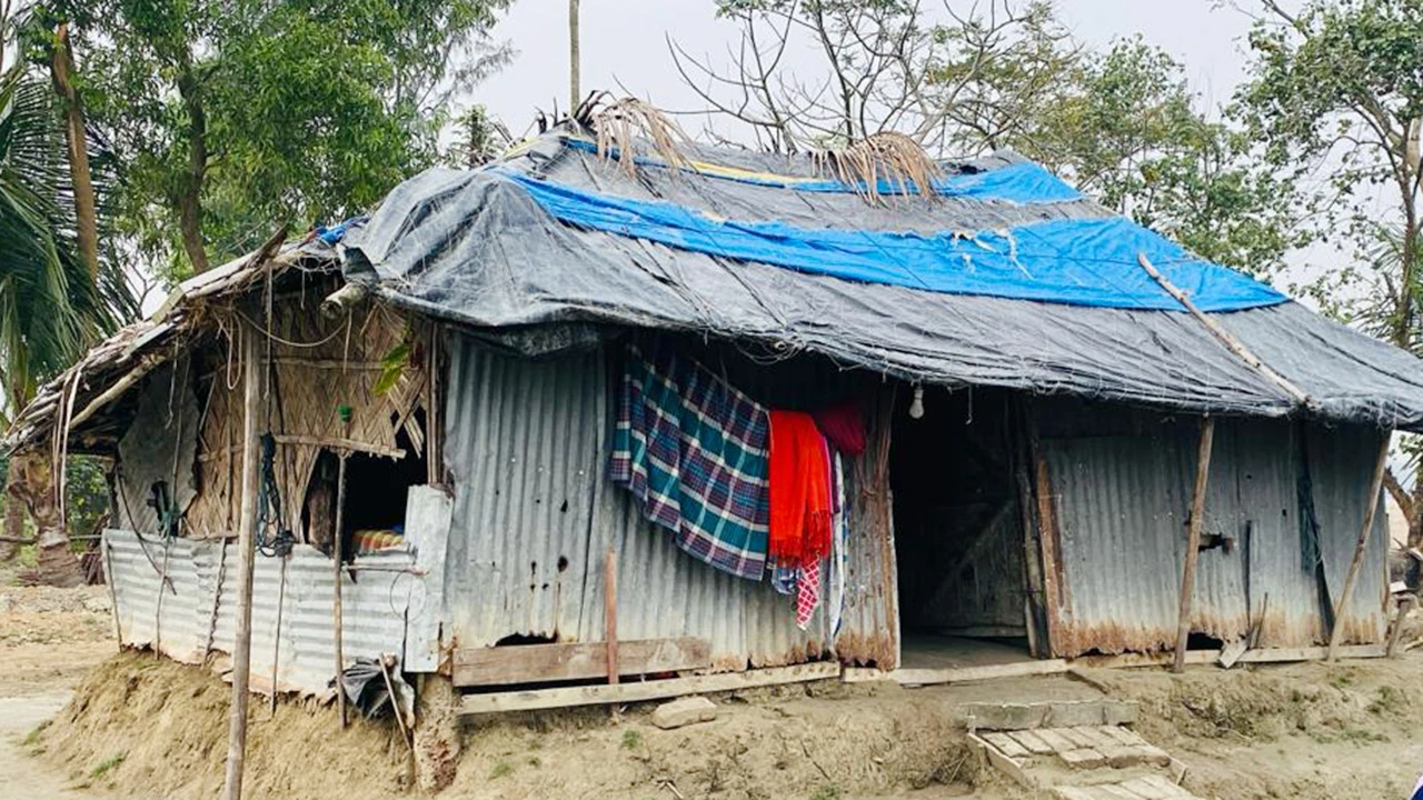 ঝুপড়ি ঘরে ৯ সদস্যের বসবাস, বিয়ে হচ্ছে না মেয়েদের
