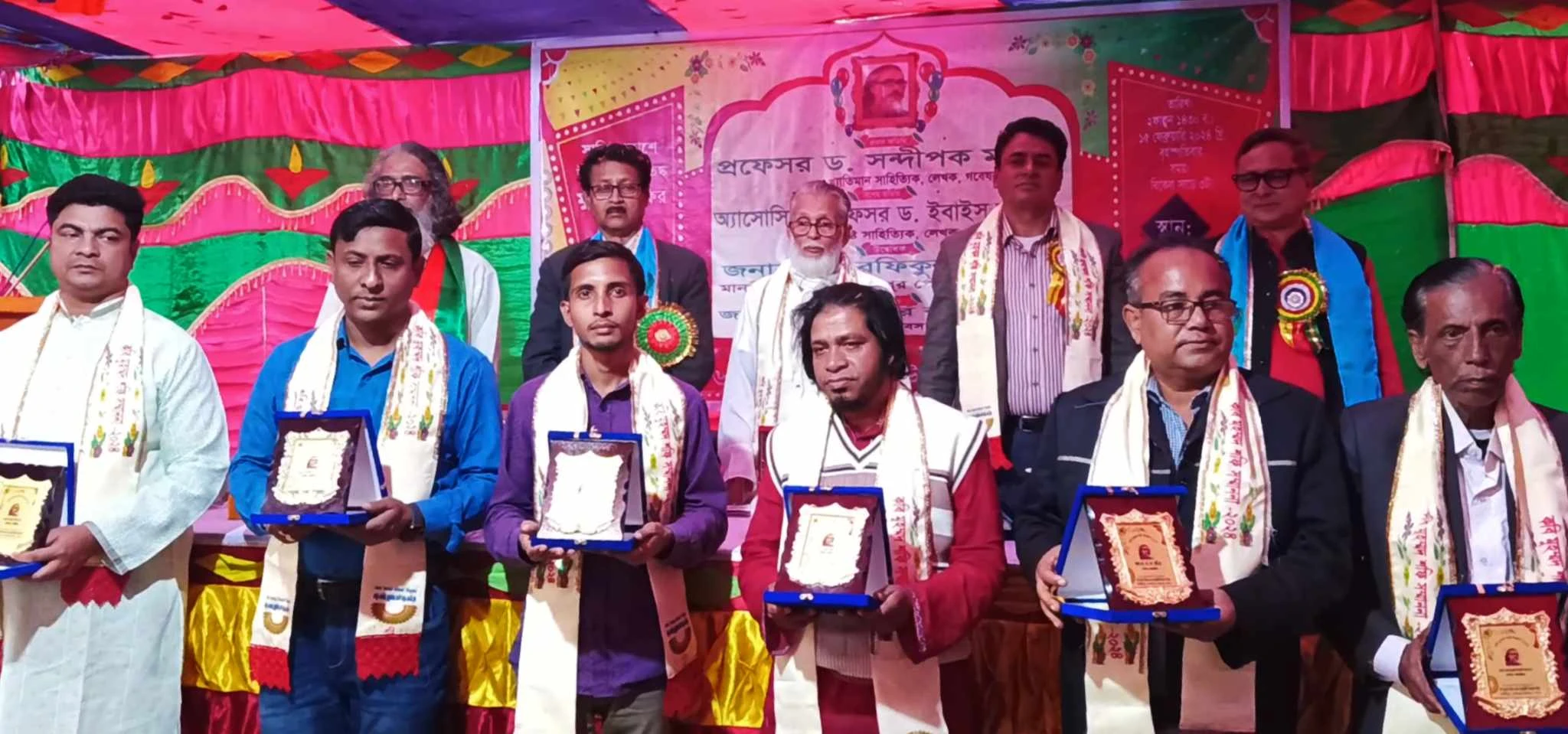 সাংবাদিক রাজুসহ আট গুনীজন পেলেন কবি শফি সম্মাননা
