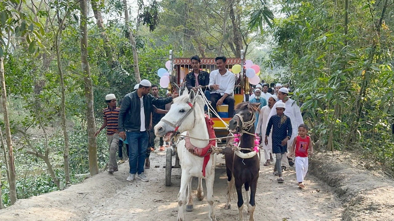 একই মসজিদে ৩৫ বছর ইমামতি, সুসজ্জিত ঘোড়ার গাড়িতে ইমামকে বিদায়
