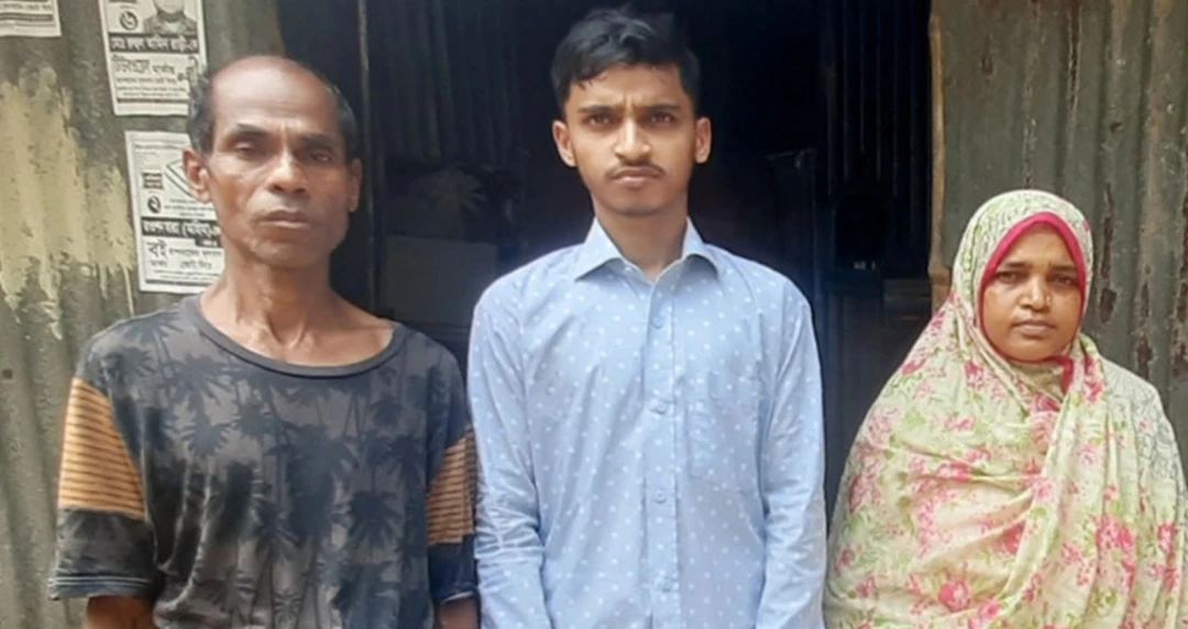 অনলাইনে ভিডিও দেখে গামছা বিক্রেতার ছেলের মেডিকেলে চান্স