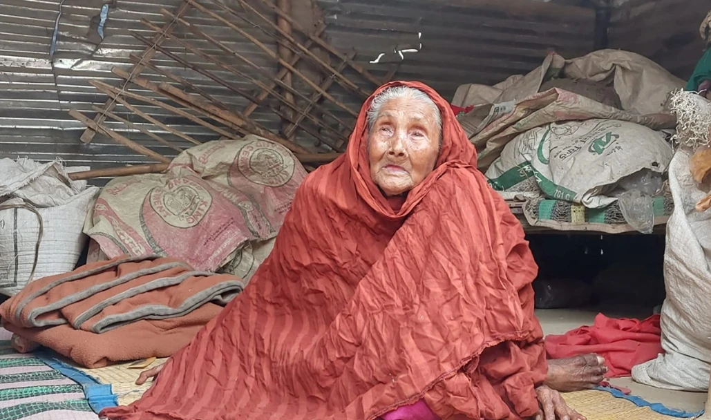 শতবর্ষী বৃদ্ধার ভাতার টাকা যায় সাবেক ইউপি সদস্যের মোবাইলে
