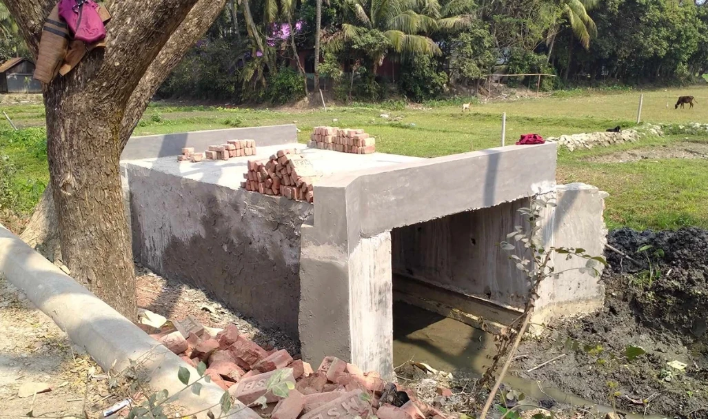 আ.লীগ নেতা বাড়ি করবেন তাই রাস্তা ছাড়াই সরকারি টাকায় ব্রিজ