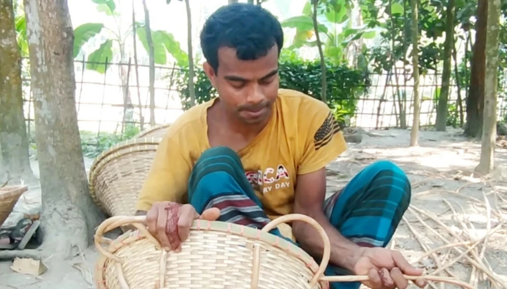 বেতশিল্পেই ঘোরে যাদের সংসারের চাকা