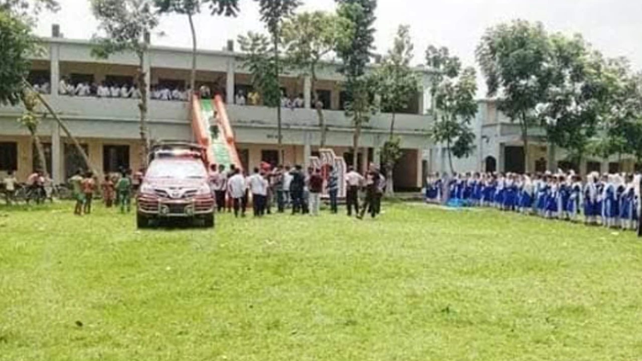 হিজাব না পরায় ৯ ছাত্রীর চুল কেটে দিলেন শিক্ষিকা