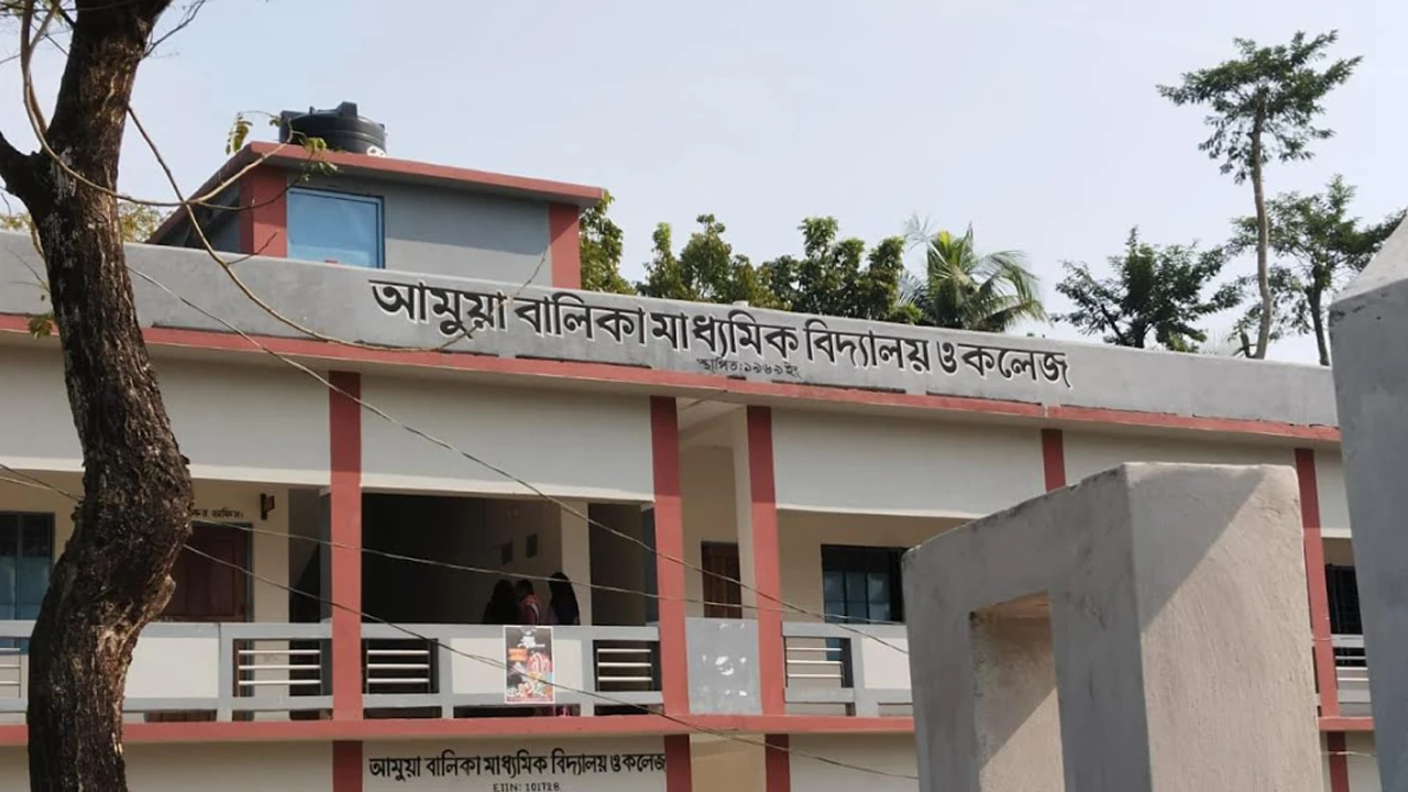 শিক্ষার্থীদের অনুদানের টাকার ভাগ নিলেন প্রধান শিক্ষক