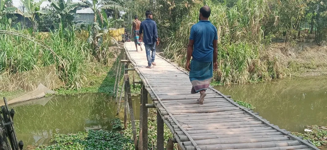 সেতুর অভাবে ভোগান্তিতে দুই পাড়ের লক্ষাধিক মানুষ