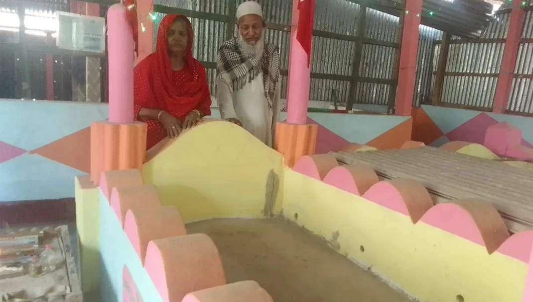 নিজ ঘরে কবর খুঁড়ে ১২ বছর মৃত্যুর অপেক্ষায় দম্পতি