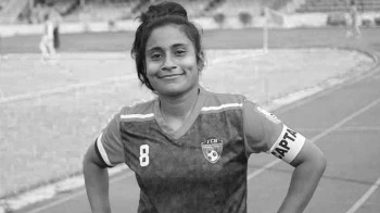 প্রসবকালীন জটিলতায় মারা গেলেন সাফ জয়ী নারী ফুটবলার