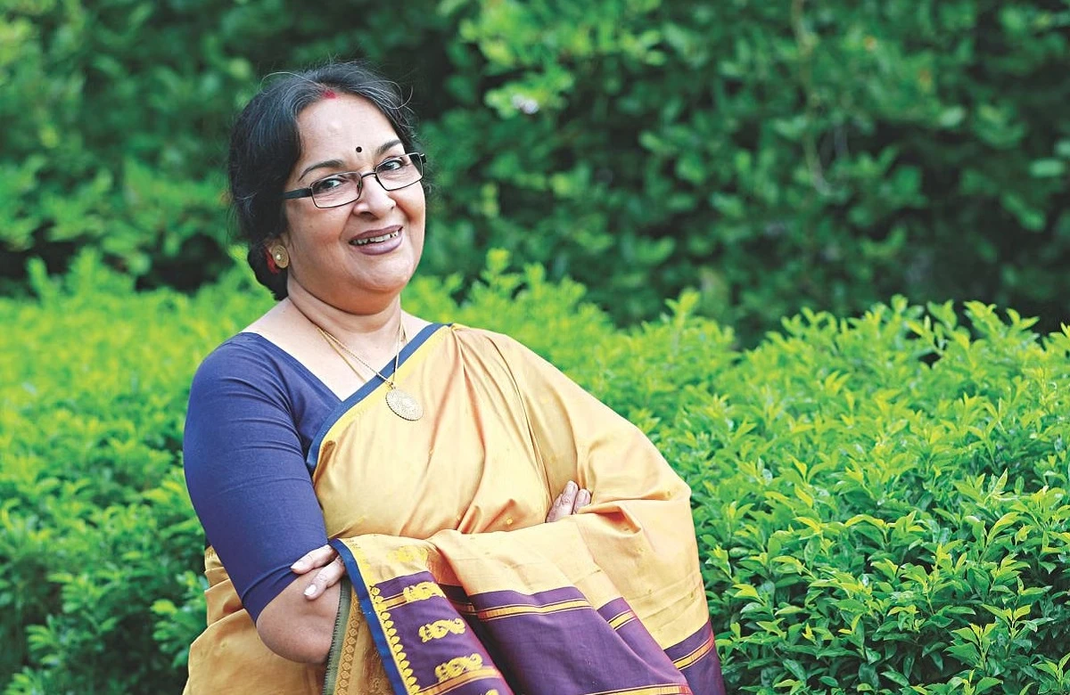মেয়েরা শাড়ি পরে আঁচল ঠিক থাকে না, পুরুষ সম্মান দেবে কীভাবে: মমতা