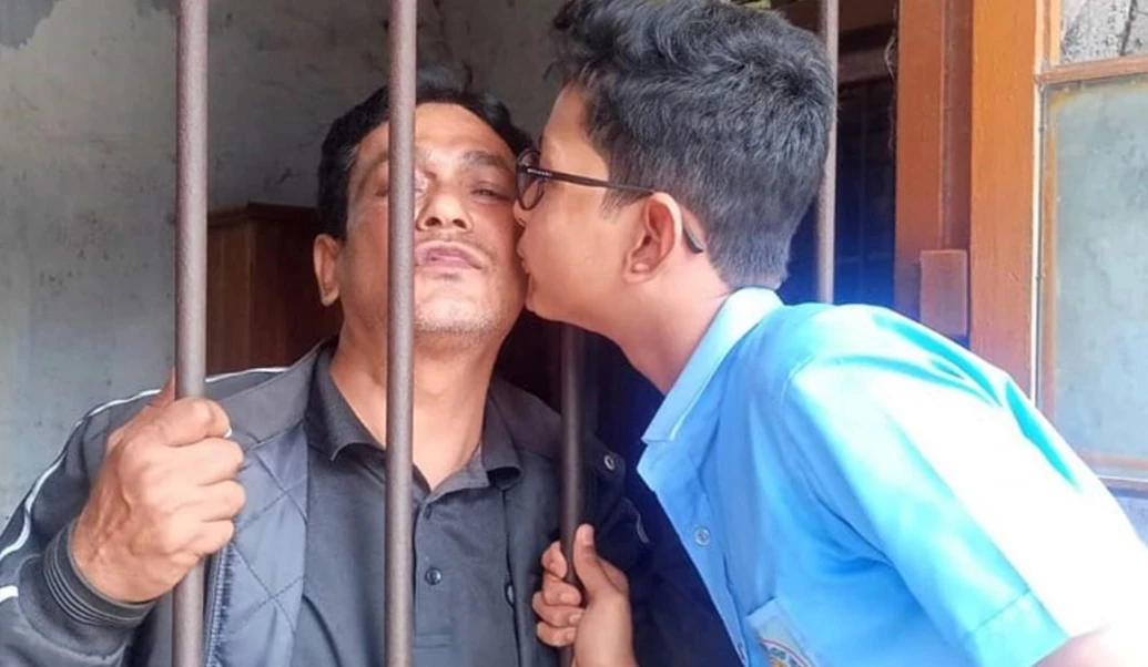 লোহার গারদ বাধা হয়ে দাঁড়াতে পারেনি বাবা-ছেলের ভালোবাসায়
