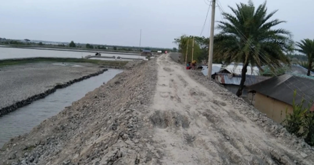সাতক্ষীরায় নদীর বেড়িবাঁধ সংস্কারে অনিয়মের অভিযোগ
