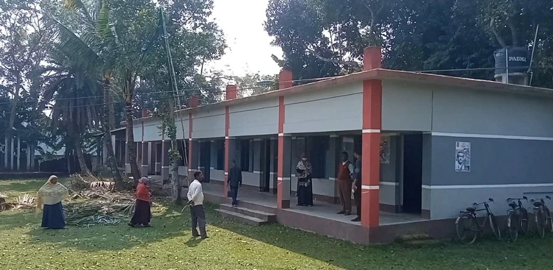 একজন শিক্ষার্থীও নেই স্কুলে, আড্ডা দিয়ে সময় কাটান শিক্ষকরা