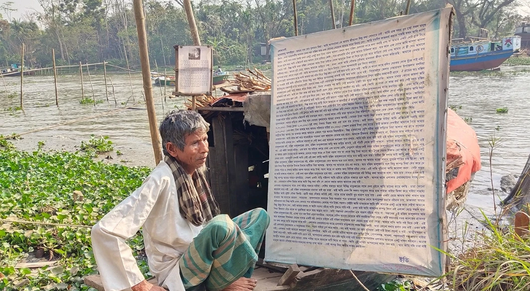 কাফনের কাপড় নিয়ে ১৩ বছর ধরে নৌকায় বসবাস সুলতানের