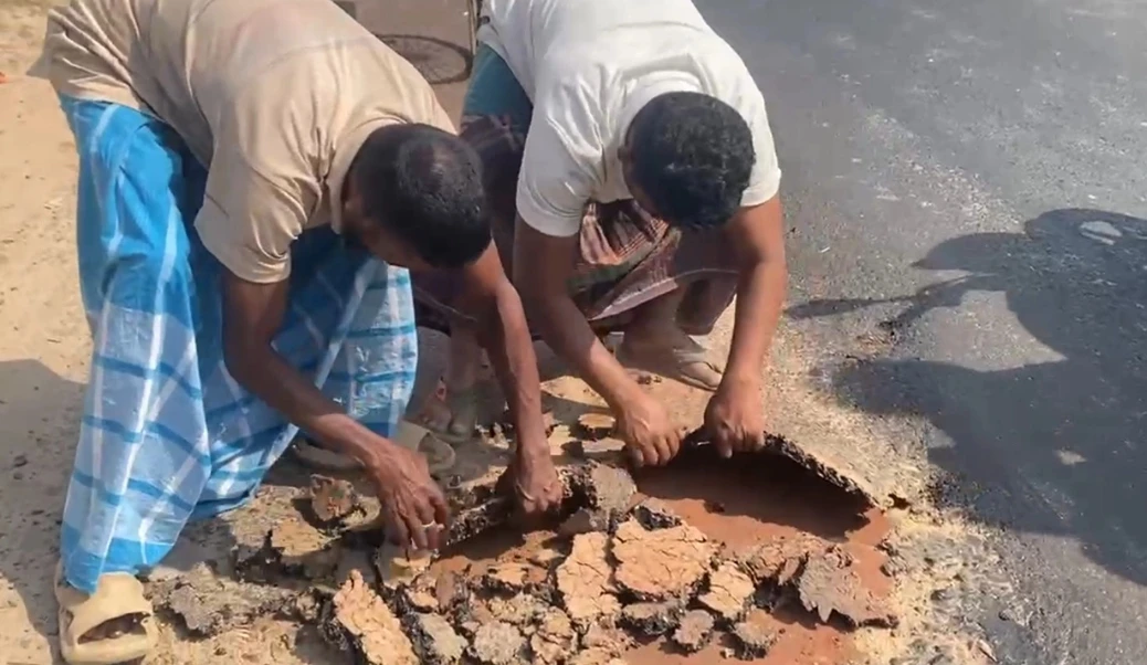 ‘ঠিকাদার’ ছাত্রলীগ নেতা, সপ্তাহ না পেরোতেই উঠে যাচ্ছে পিচ