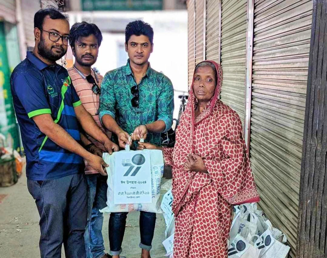 অসহায় মানুষের মাঝে ঈদ উপহার বিতরণ