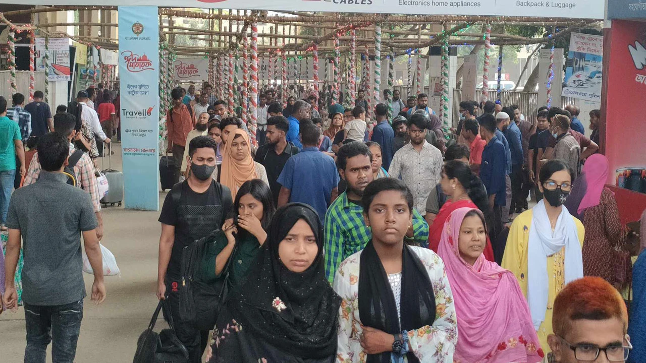 ভোগান্তি এড়াতে ছুটি শেষের আগেই ঢাকা ফিরছেন মানুষজন