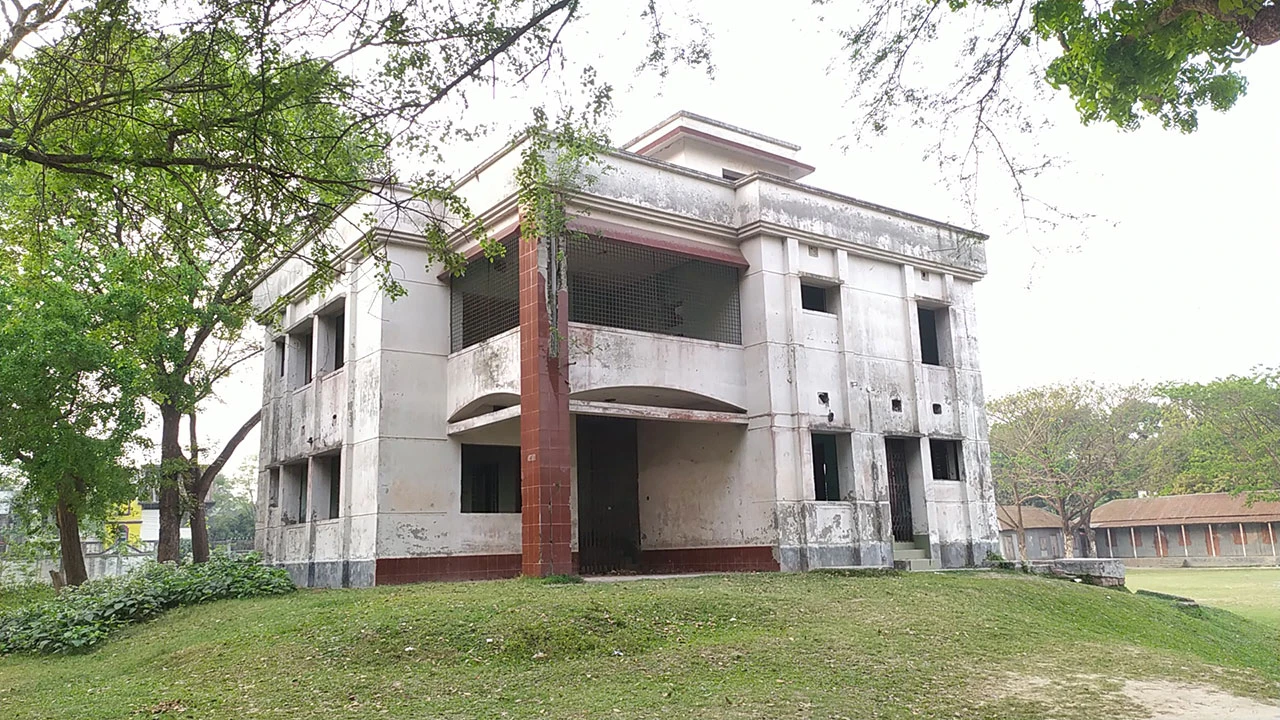 একদিনও ব্যবহার না হওয়া ৩৭ লাখ টাকার ভবনটি ৯ লাখে বিক্রি