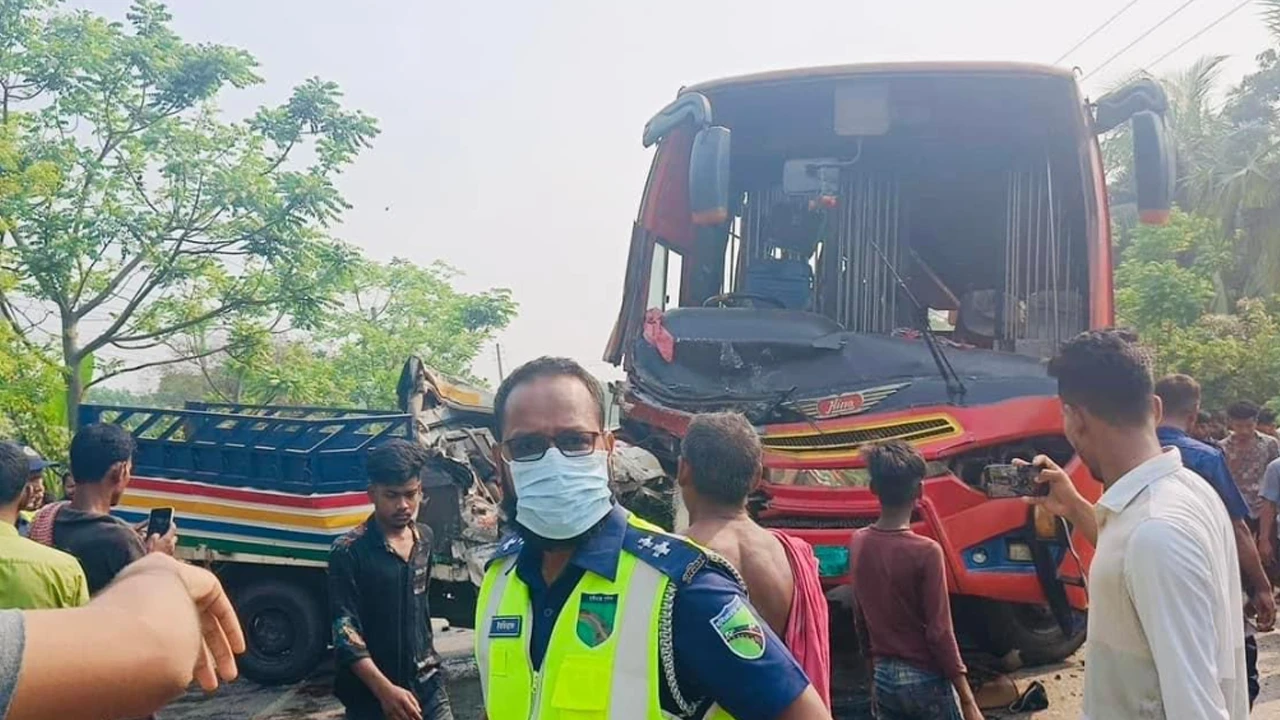 স্ত্রী-সন্তানদের নিয়ে ঢাকায় ফেরার পথে শেষ পুরো পরিবার