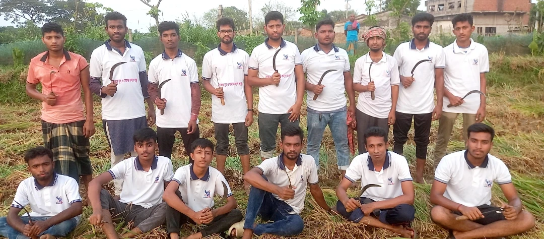 কেশবপুরে এক অসহায় ব্যক্তির ধান কেটে দিল এসআর যুব ও সমাজকল্যাণ সংস্থা