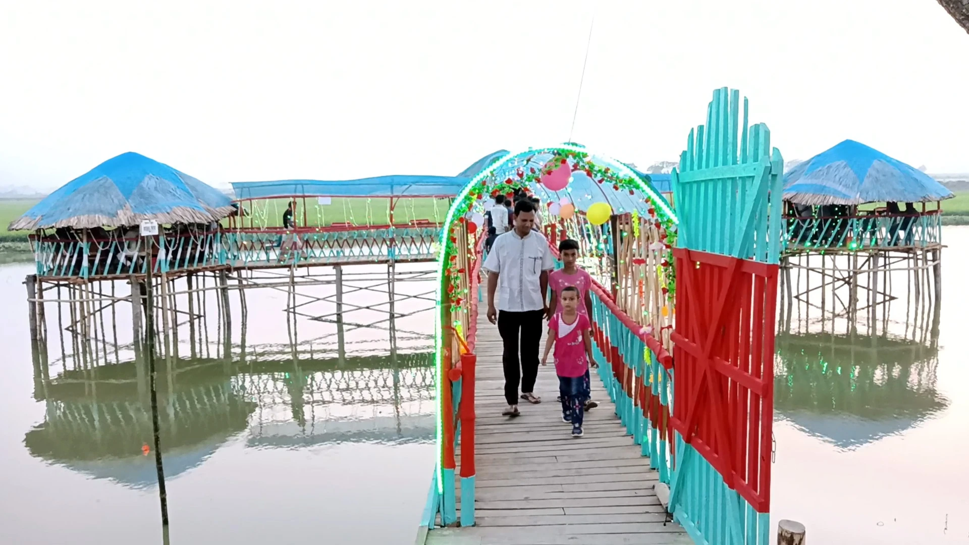 কেশবপুরে পানির উপর তৈরি করা দৃষ্টিনন্দন কফি হাউজে মুগ্ধ দর্শনার্থীরা