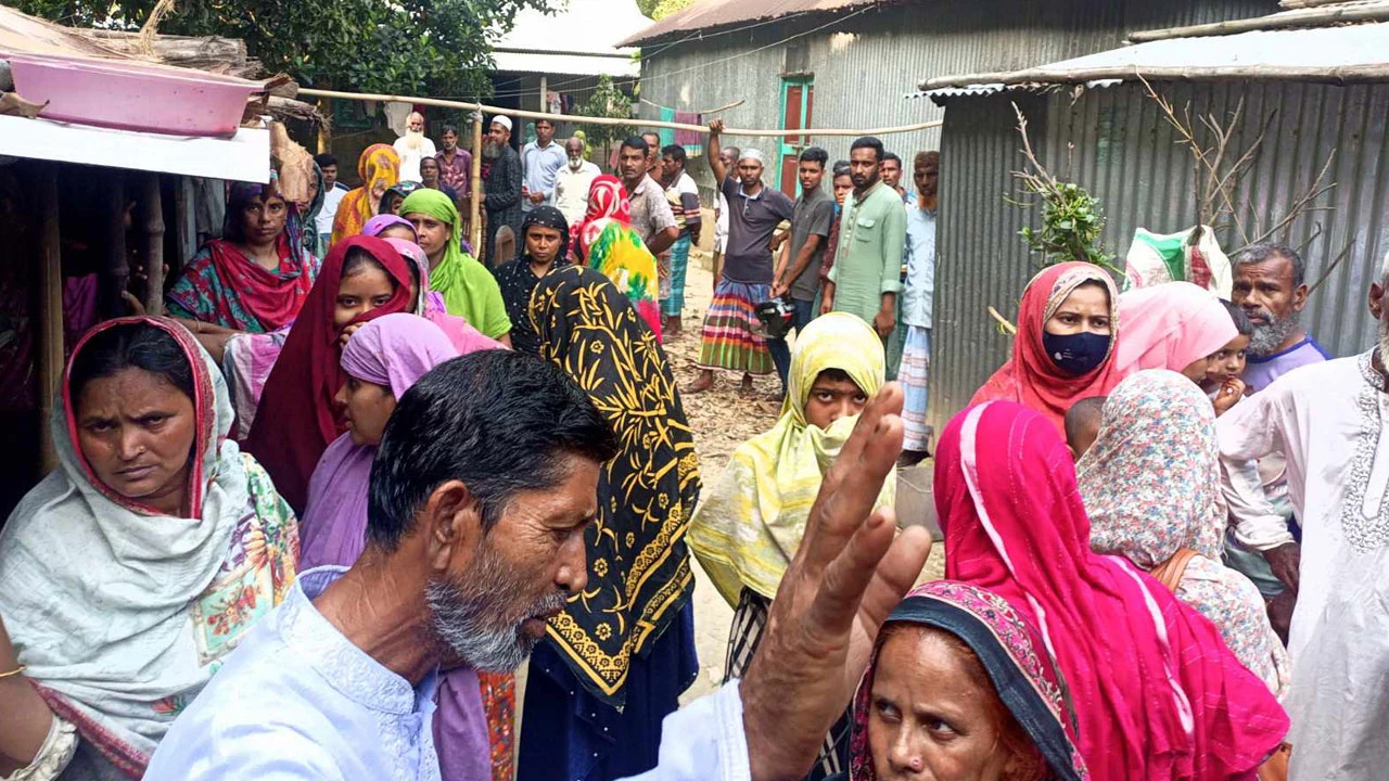 প্রেমিকের সঙ্গে কথা বলায় মোবাইল ভেঙে ফেললেন বাবা, ফাঁস নিল মেয়ে