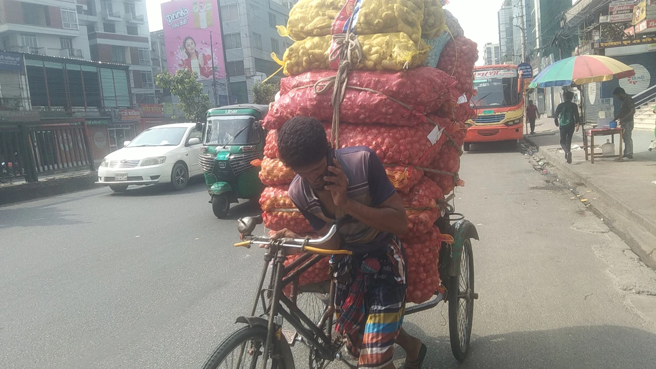 পেটের দায় ‘দিবস’ বুঝে না