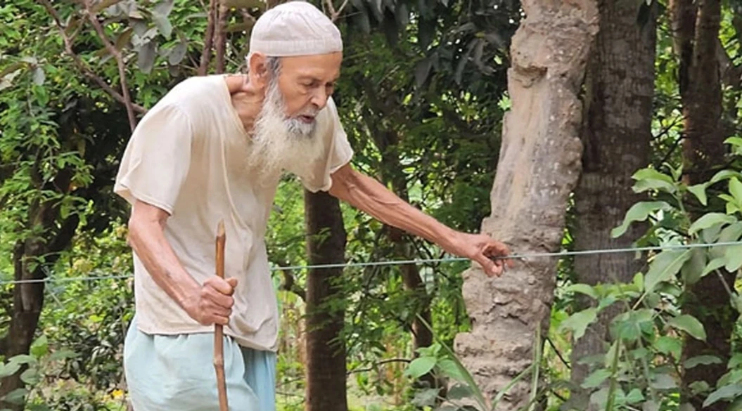 বাঁশ-দড়ি বেয়ে মসজিদে যান ১১৫ বছর বয়সী অন্ধ মোয়াজ্জিন