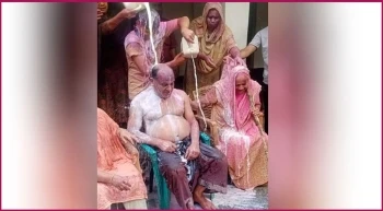 ২০ লিটার দুধ দিয়ে গোসল সারলেন নির্বাচিত চেয়ারম্যান
