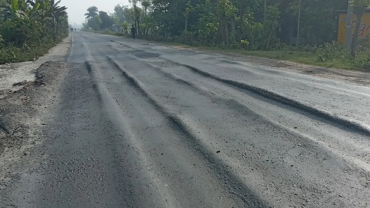 ঝিনাইদহ-যশোর মহাসড়ক যেন মৃত্যুর ফাঁদ