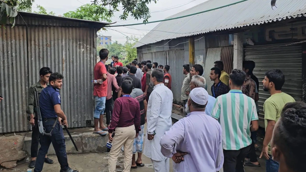 ভোটকেন্দ্রে পুলিশকে মারধর, ছবি তোলায় সাংবাদিকের ওপর হামলা