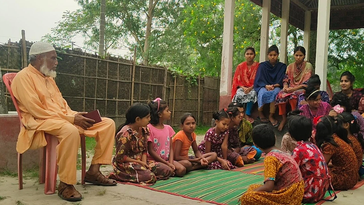 পেনশনের টাকায় ২৫ বছর ধরে চালাচ্ছেন অনাথ আশ্রম