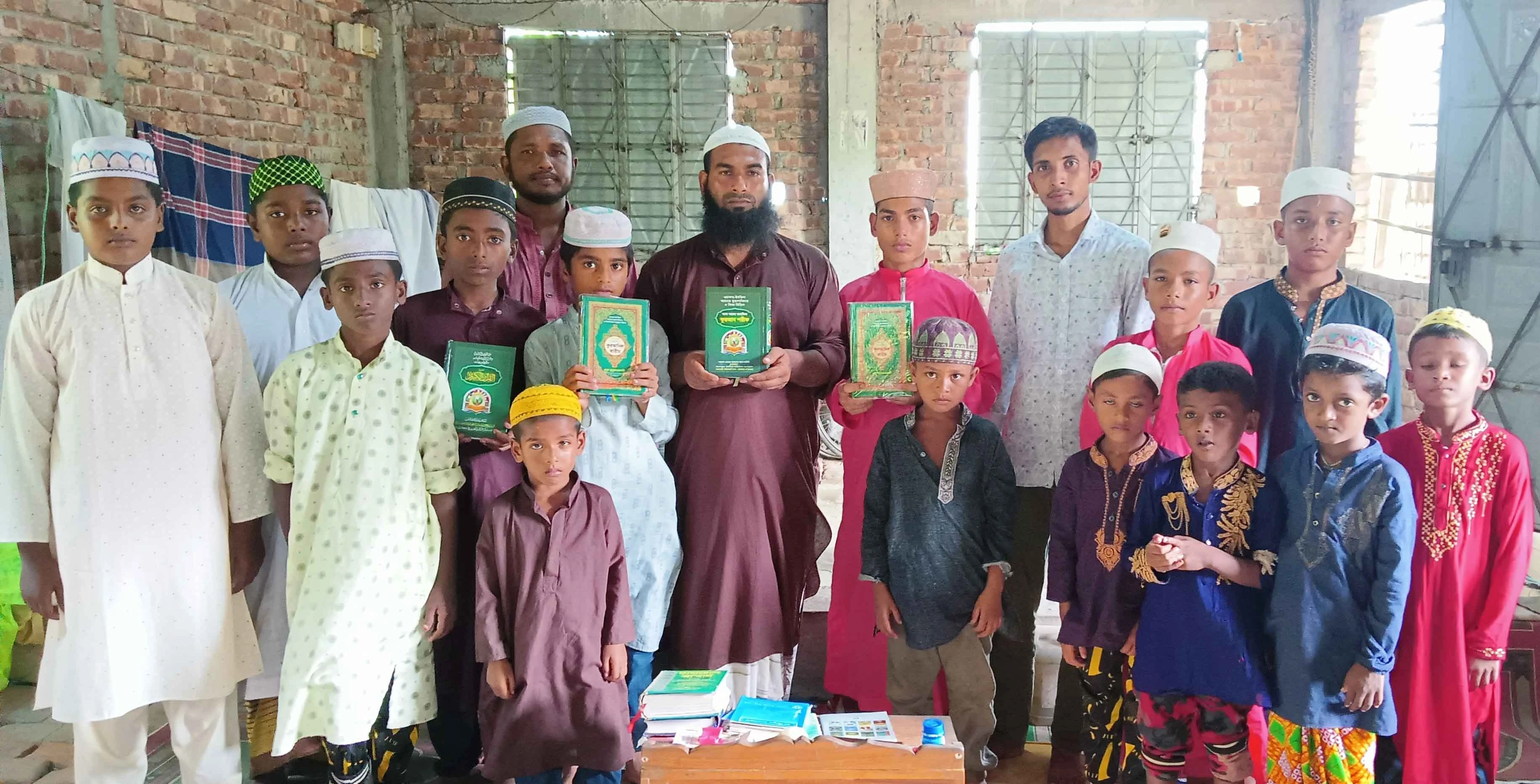 কেশবপুরে এতিম শিক্ষার্থীদের মাঝে কোরআন শরীফ-খাবার বিতরণ