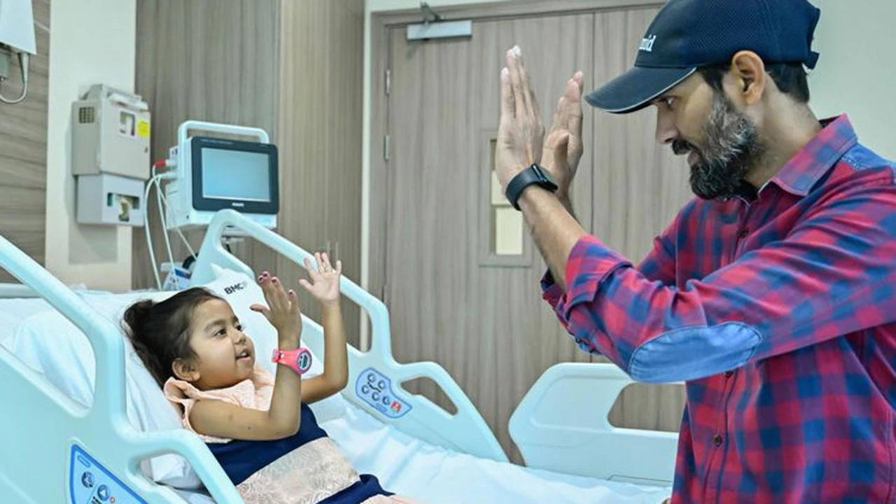 চার বছর বয়সী মেয়েকে লিভার দান করলেন বাবা