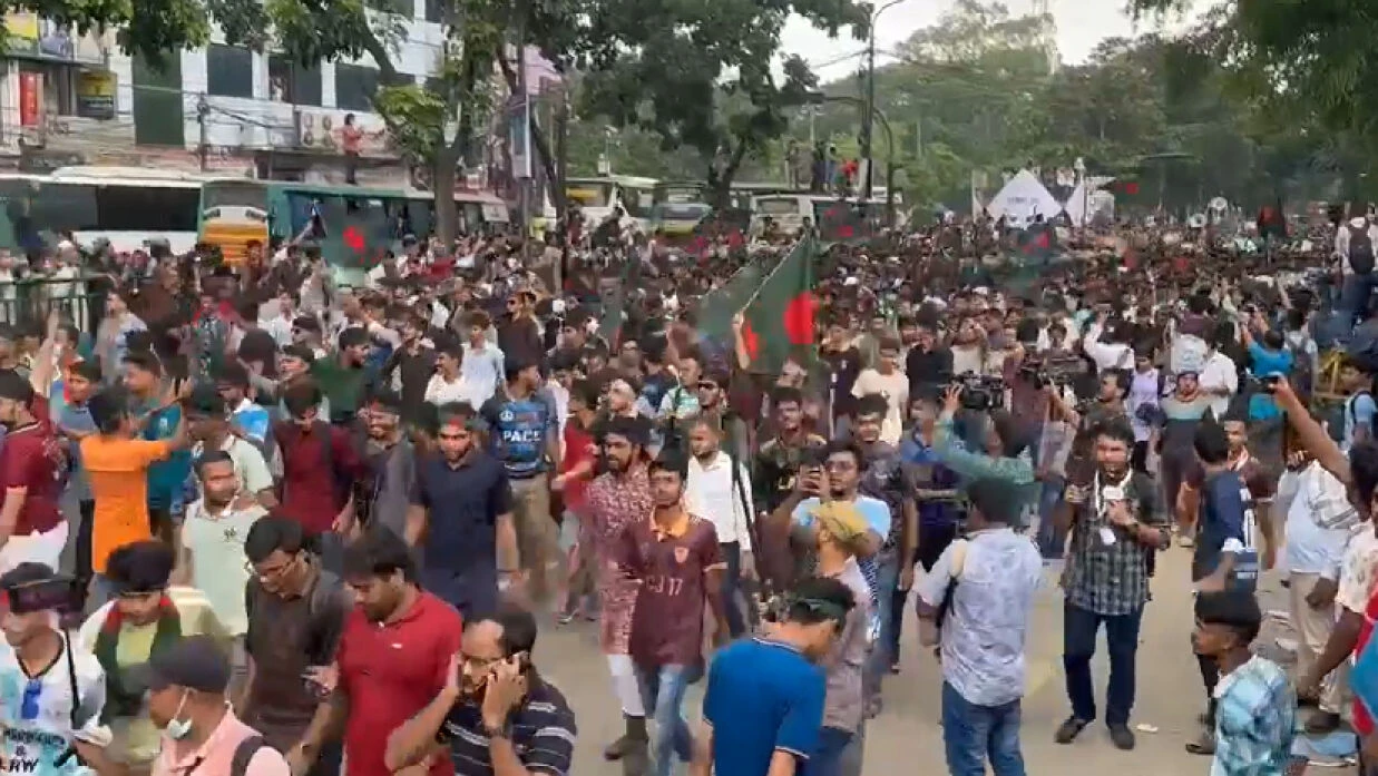 হামলায় জড়িত ছাত্রলীগ নেতাদের হলে ঢুকতে না দেওয়ার আহ্বান আন্দোলনকারীদের
