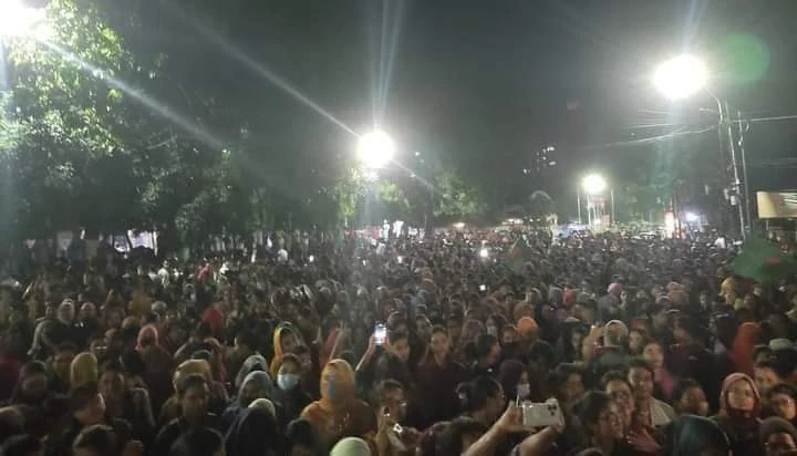 মধ্যরাতে উত্তাল জবি, তাঁতি বাজার মোড় অবরোধ আন্দোলনকারীদের