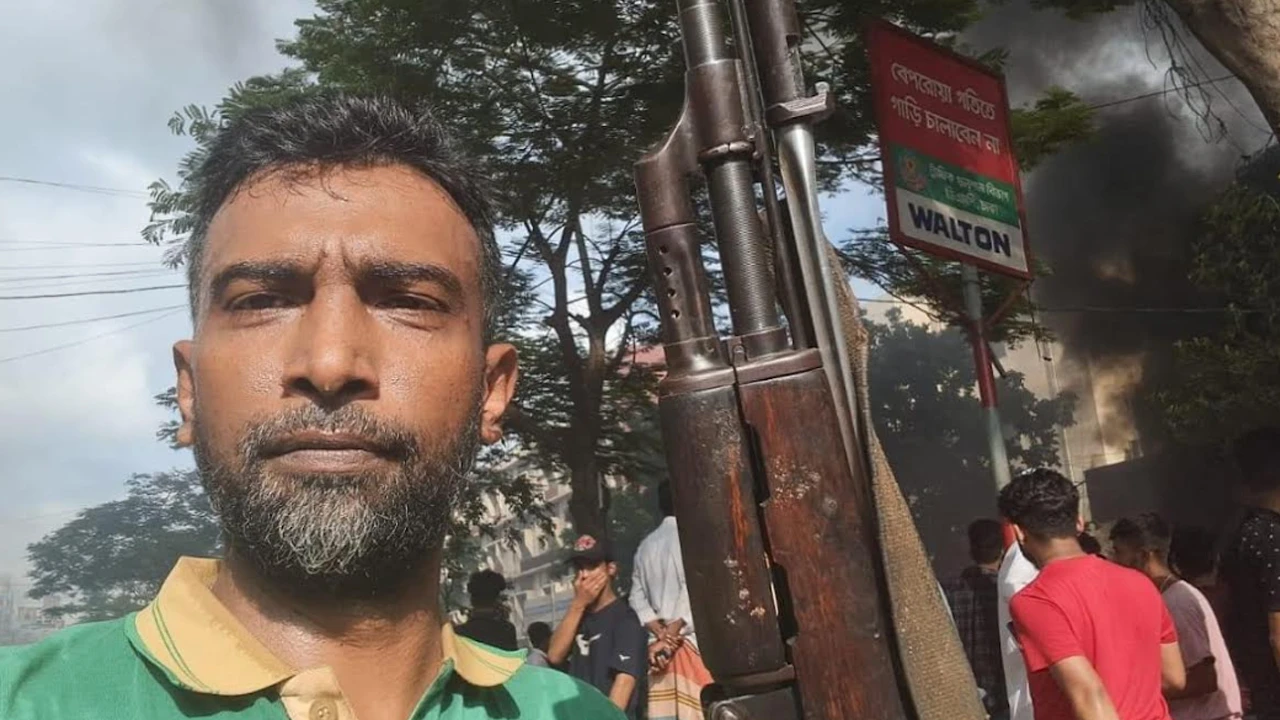 অস্ত্র হাতে যুবদল নেতার ছবি ভাইরাল