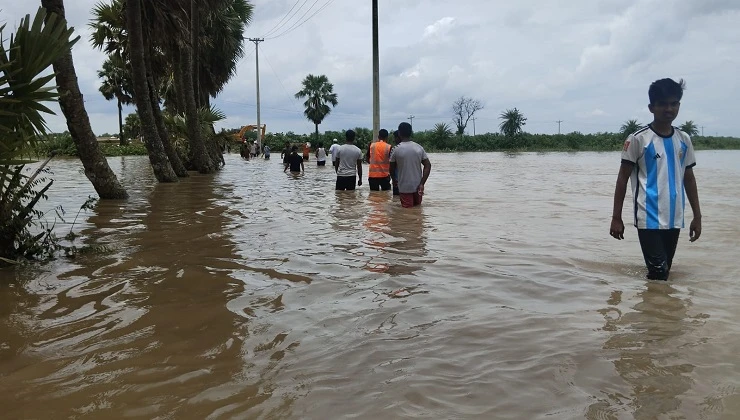 কুমিল্লায় ঘরবাড়ি ও ফসল হারিয়ে মানুষের হাহাকার