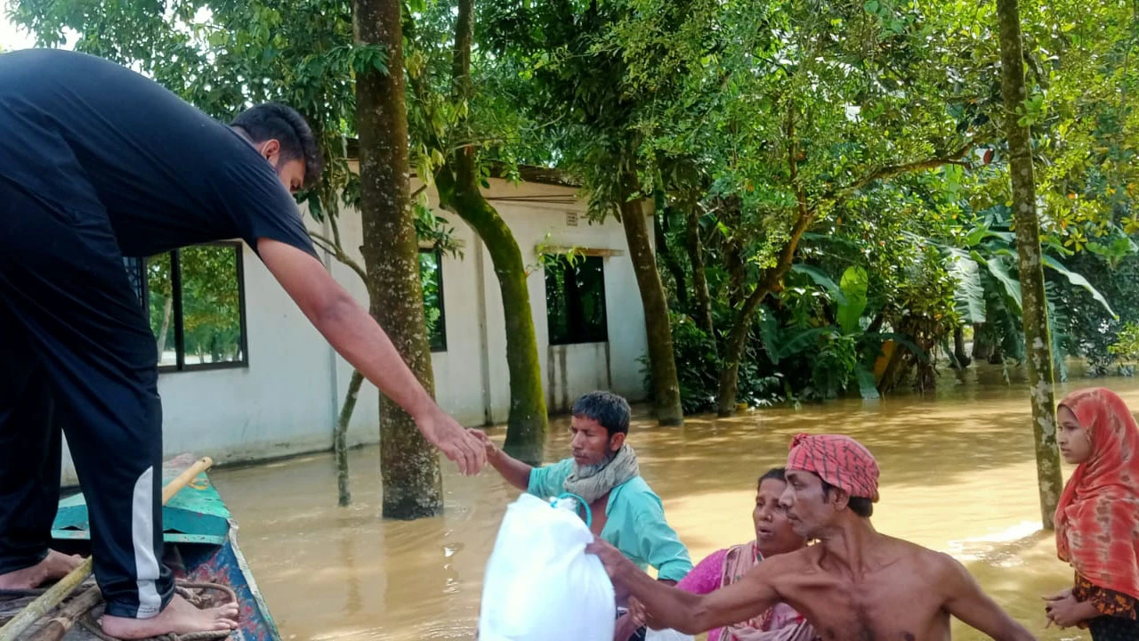 ত্রাণের নৌকা বা ট্রলার দেখলেই বুকসমান পানি পেরিয়ে ছুটে আসেন তারা।
