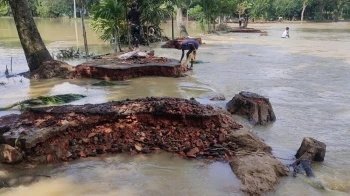 বন্যার পানি কমছে, প্রকাশ পাচ্ছে ক্ষতচিহ্ন