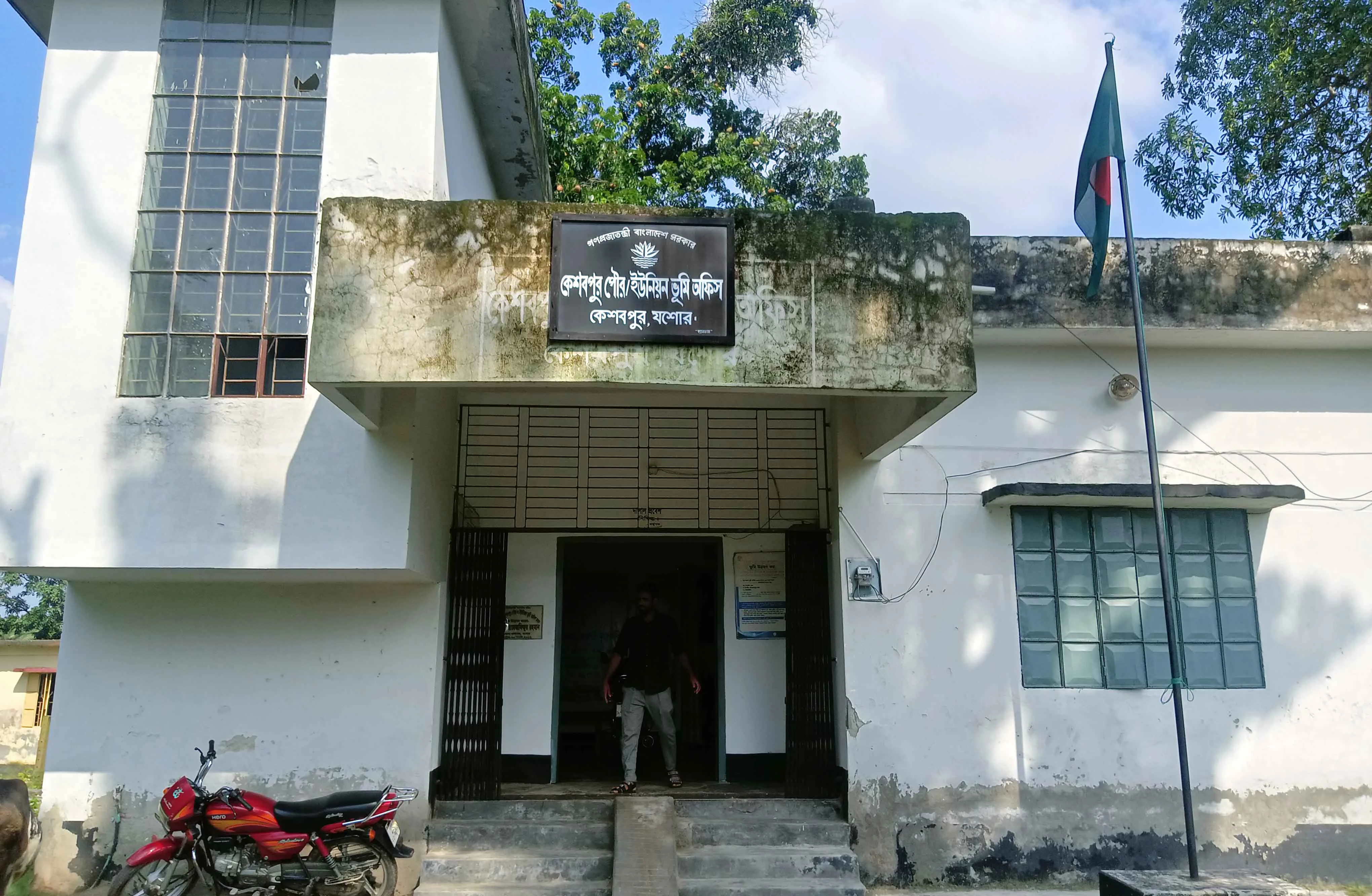 কেশবপুরে দুদক কর্মকর্তা পরিচয়ে ভূমি সহকারী কর্মকর্তাদের কাছে টাকা দাবি