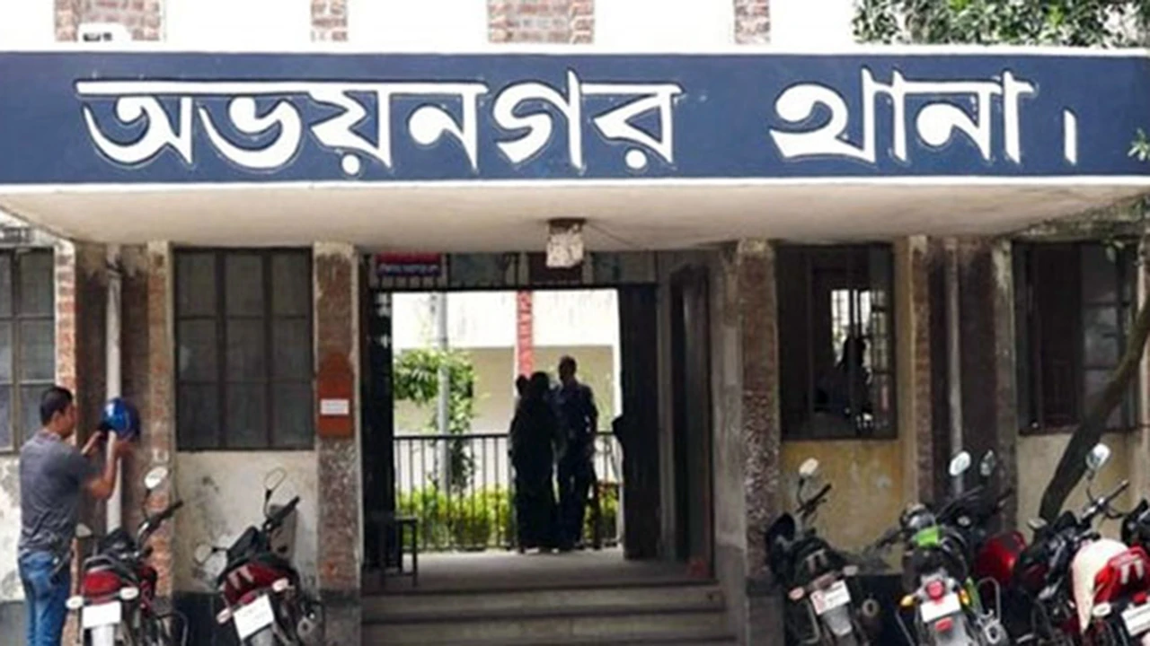 অভয়নগরে রাতে বাড়িতে হামলা, তিন যুবককে কুপিয়ে জখম, নিহত ১