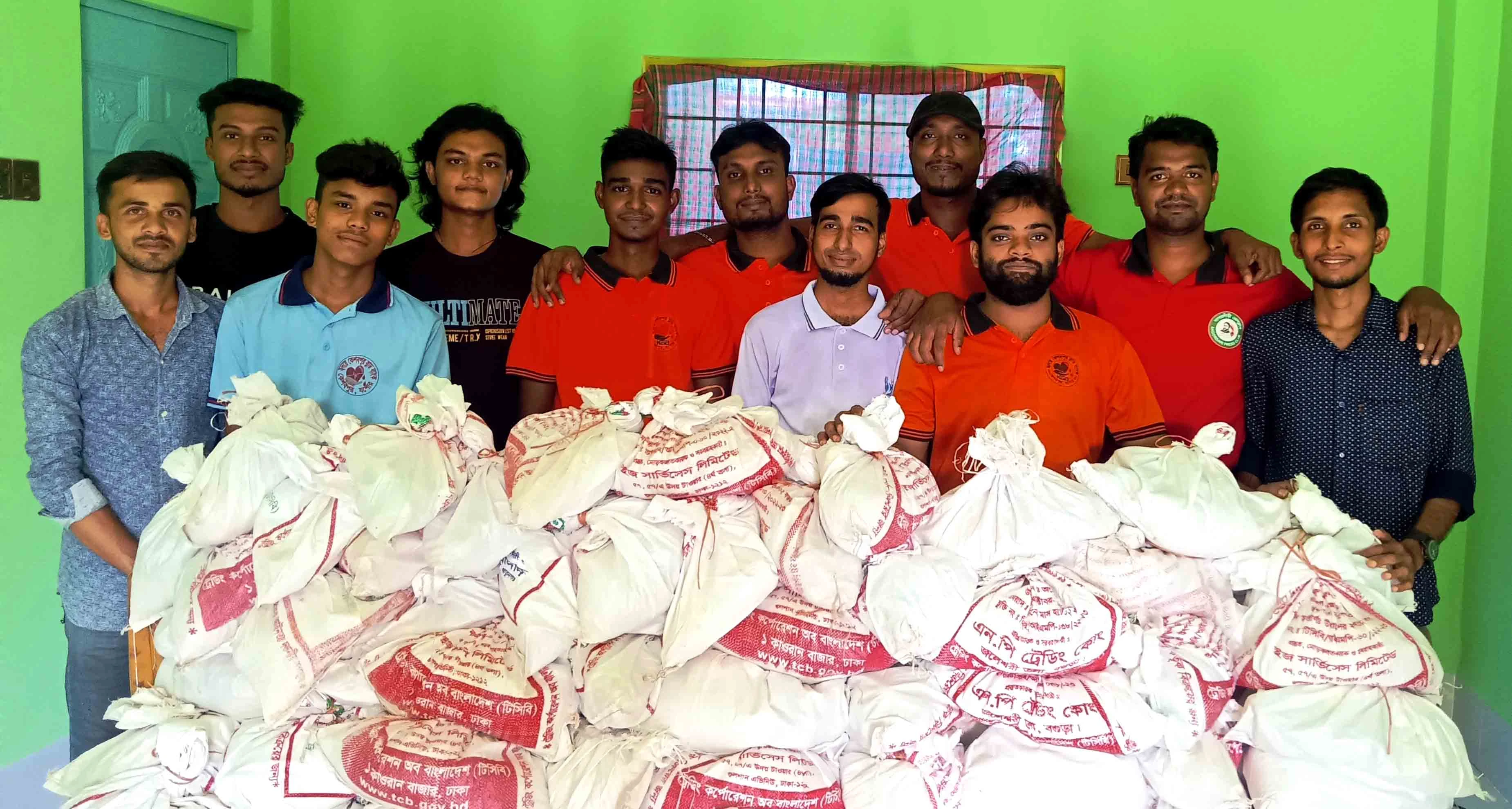 কেশবপুরে বন্যার্তদের পাশে স্বেচ্ছাসেবীরা