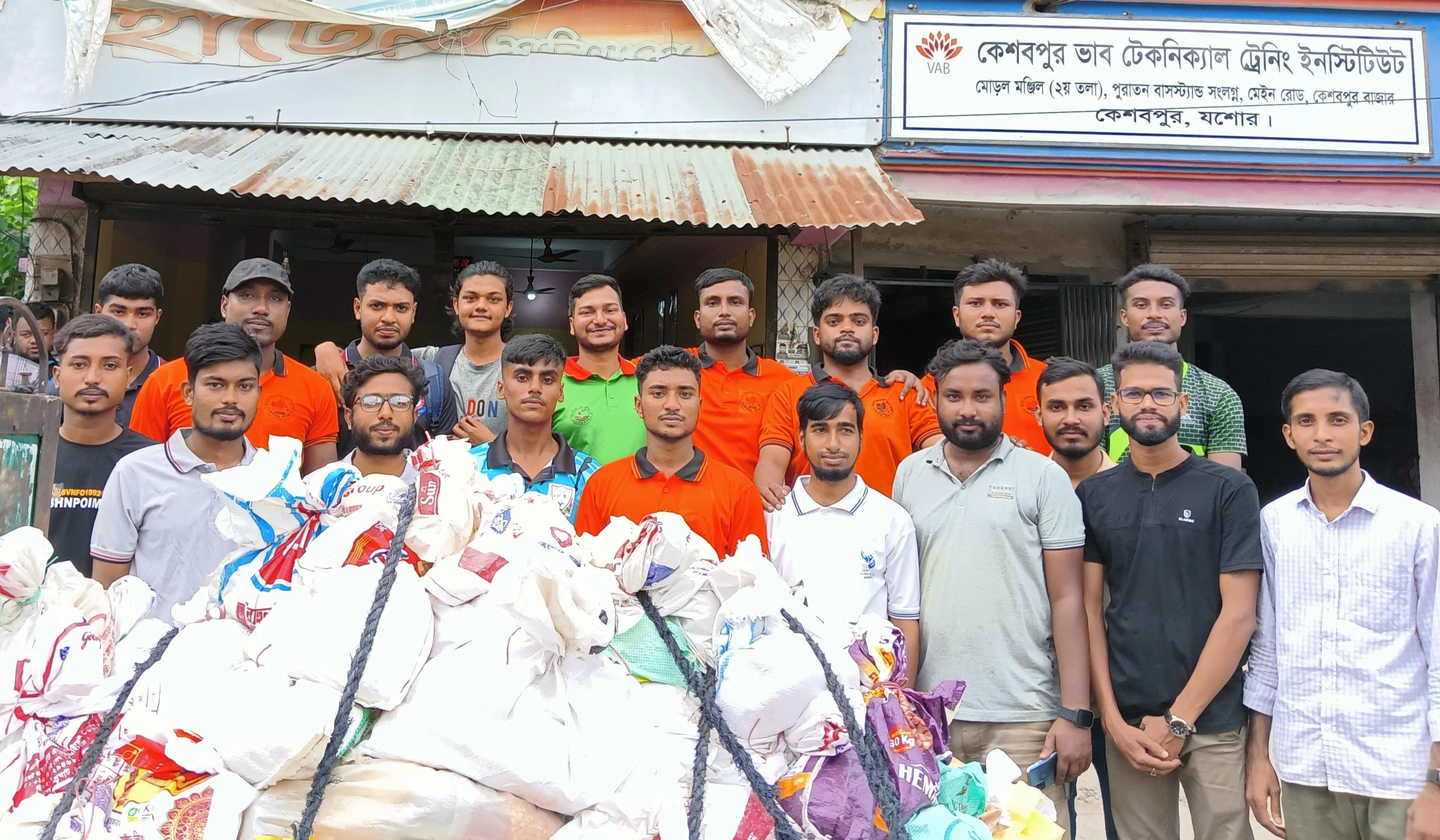 কেশবপুরে জলাবদ্ধ ২০০ পরিবারে ত্রাণ দিল স্বেচ্ছাসেবীরা