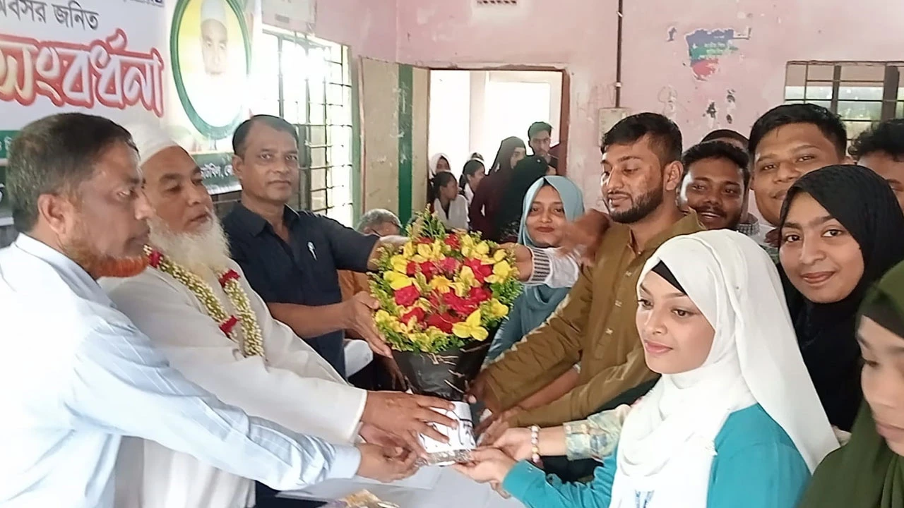 শিক্ষার আলো ছড়িয়ে ৪০ বছর, শিক্ষার্থীদের অমল ভালোবাসায় সিক্ত শিক্ষক