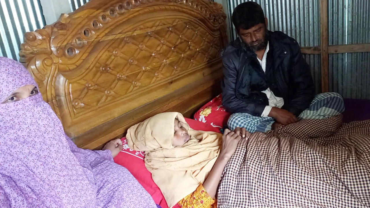 মেয়েকে বাঁচাতে কিডনি বিক্রি করতে চান বাবা-মা